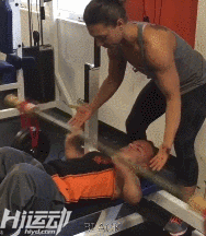 身高1米2卻夢(mèng)想當(dāng)消防員，付出百倍努力健身成小巨人