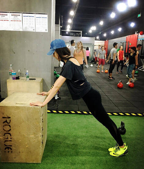 周韋彤健身 穿露肩緊身衣顯翹臀長腿