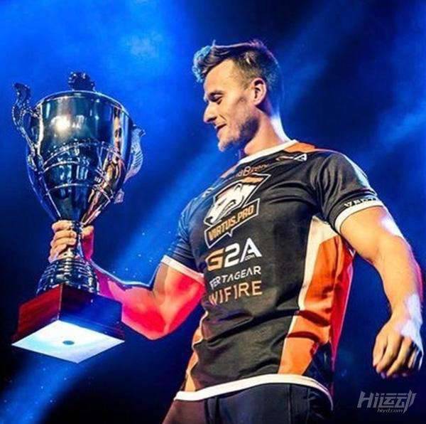 最強(qiáng)壯的CS：GO游戲冠軍！游戲與健身都不耽誤