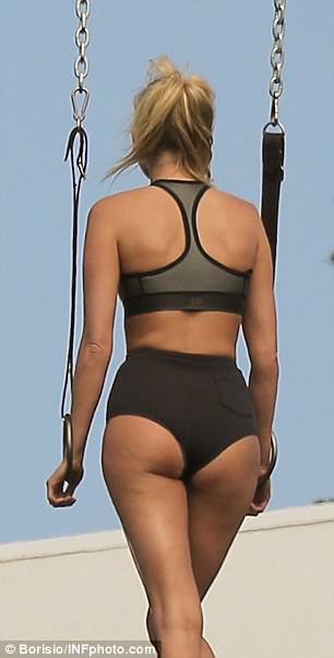 維密天使拍運動寫真 玩吊環打拳擊