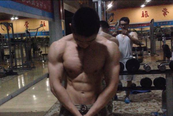 80斤瘦弱男生鍛煉變男神的增肌故事