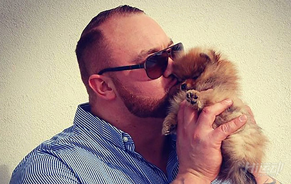 2018年世界大力士冠軍，硬拉1041磅打破世界紀錄：喜歡小狗狗