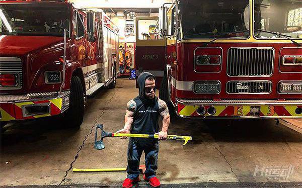 身高1米2卻夢(mèng)想當(dāng)消防員，付出百倍努力健身成小巨人