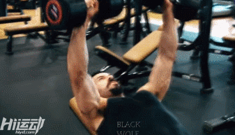 武打明星健身很霸道！占用他的器械，直接叫人滾開