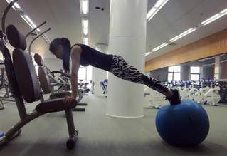 蹦床公主逆天健身照 自嘲水桶腰