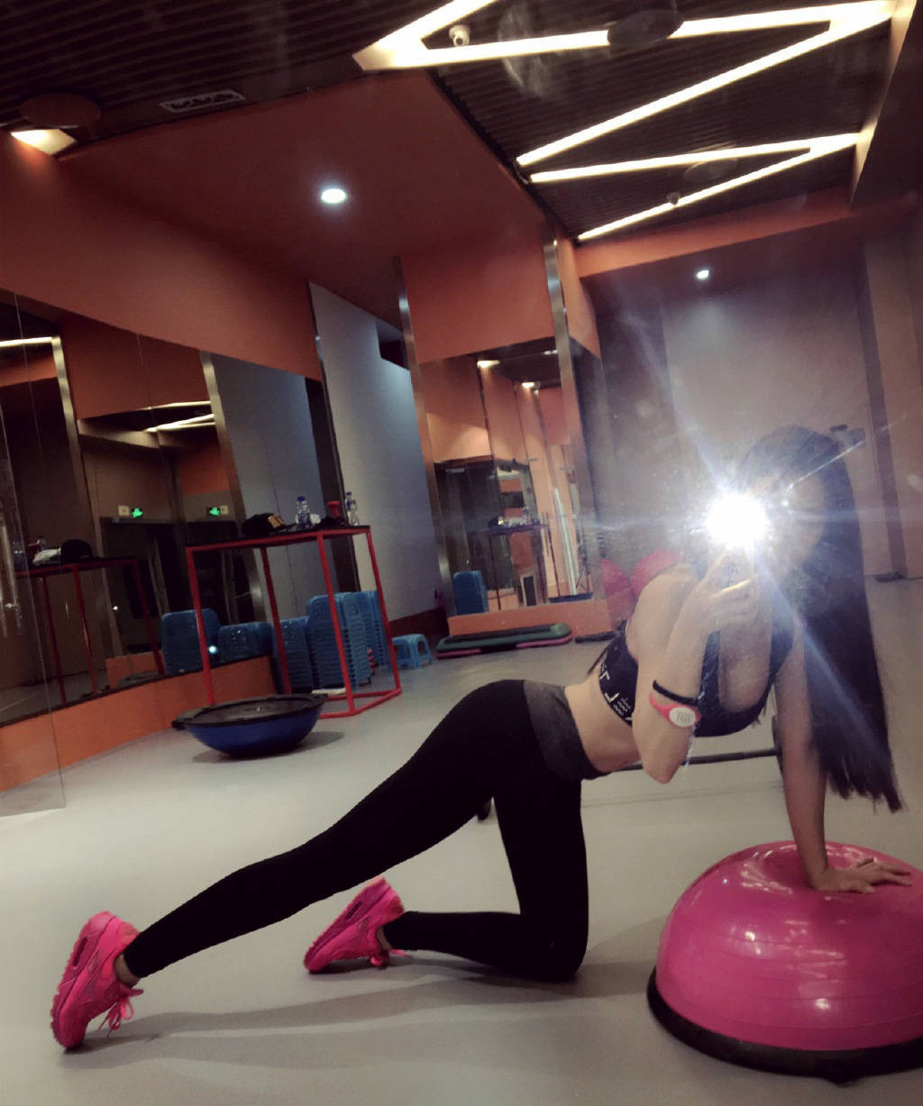 裴帥女友顏值逆天 性感翹臀狂吸睛