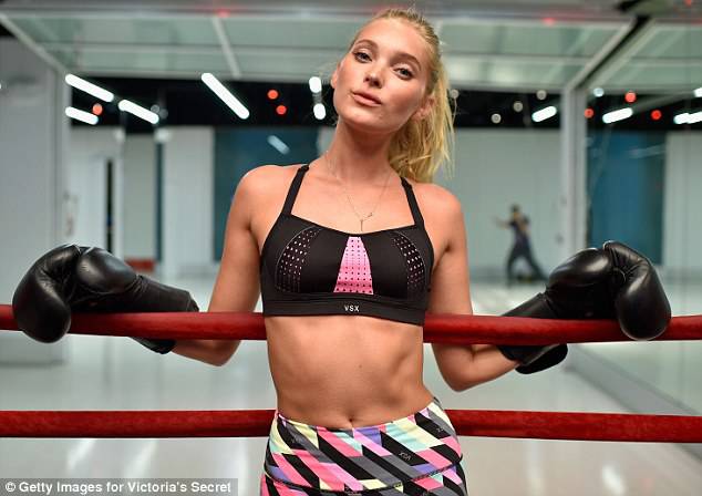 維密天使拍運動寫真 玩吊環打拳擊