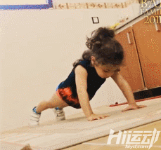 年僅4歲的“小姑涼”一身肌肉，競(jìng)對(duì)父親下如此狠手！