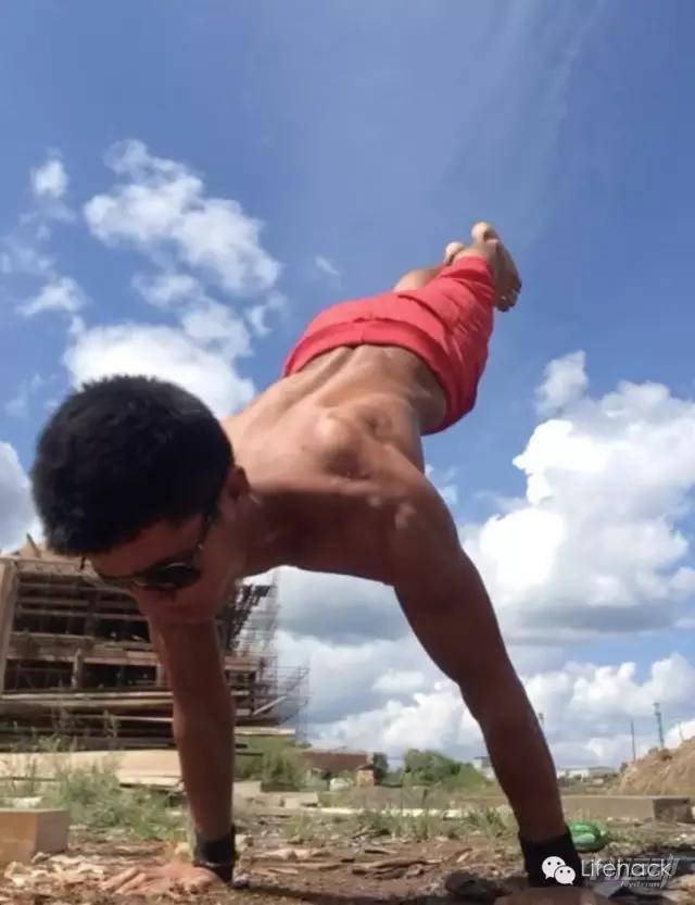 看搬磚小哥如何在工地健身 大寫的牛！