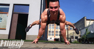 不用器械4年徒手健身！小伙從瘦“鵪鶉”到“肌霸”完美蛻變！