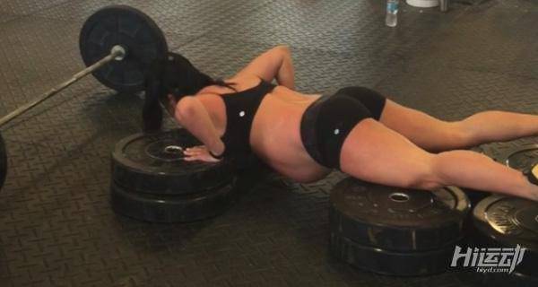 預(yù)產(chǎn)期還有5天，她還在健身房硬拉！