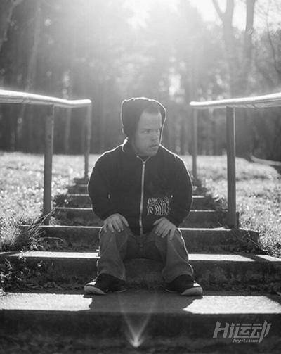 身高1米2卻夢(mèng)想當(dāng)消防員，付出百倍努力健身成小巨人