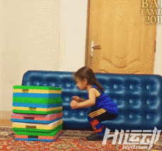 年僅4歲的“小姑涼”一身肌肉，競(jìng)對(duì)父親下如此狠手！