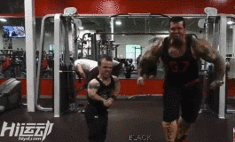 身高1米2卻夢(mèng)想當(dāng)消防員，付出百倍努力健身成小巨人