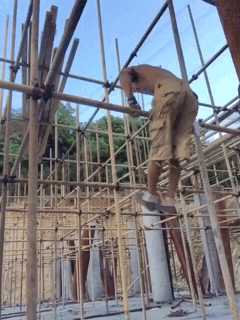 看搬磚小哥如何在工地健身 大寫的牛！