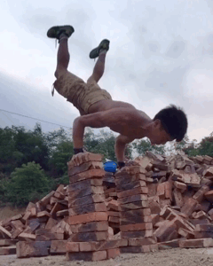 看搬磚小哥如何在工地健身 大寫的牛！