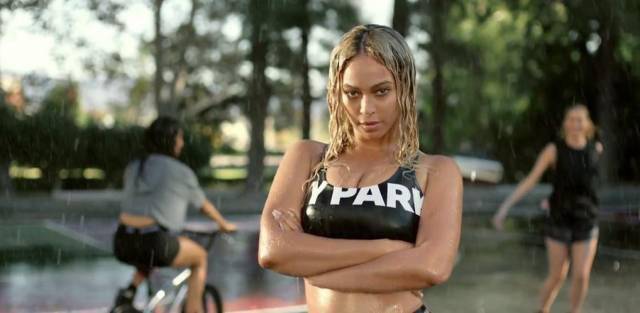 那些在健身房里揮汗如雨的女明星們