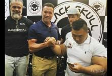 因蔑視施瓦辛格被人批評！不過他身材真壯，刷個綠漆就是綠巨人