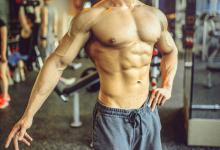 陰陽對比 健身房里的美女和格斗冠軍