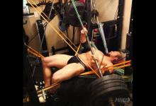 國外大爺挑戰街頭健身小伙！這么強壯活該他裝逼成功