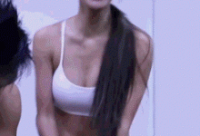 性感美女健身 動(dòng)作開放不懼走光