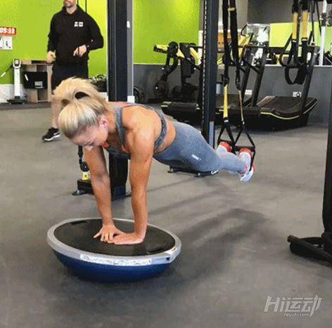 國外42歲阿姨泡在健身房，如今擁有不輸年輕人的身材