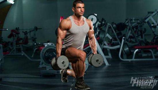 國外42歲阿姨泡在健身房，如今擁有不輸年輕人的身材