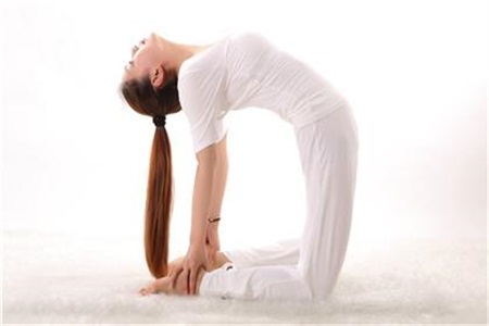 豐胸瑜伽的基本動作，簡單快速幫你胸部練豐滿
