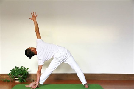 女性練好瘦腰瑜伽動作的三角式，立刻擁有小蠻腰