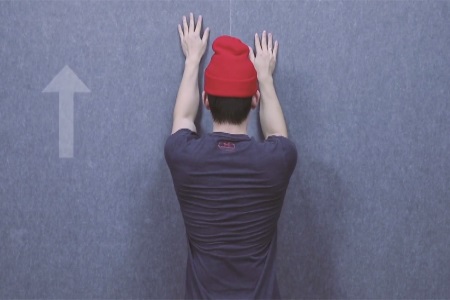 肩胛骨突出怎么矯正？女性擁有美背全靠這組瑜伽動作