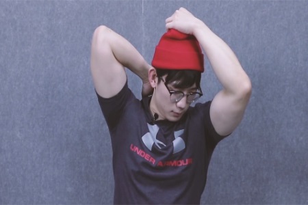 肩胛骨突出怎么矯正？女性擁有美背全靠這組瑜伽動作