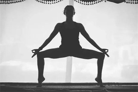 兩組有利于減肥的瑜伽動作,滿足你所有對美的追求-易網健康<a href=http://www.gyfww.com/jkys/ target=_blank class=infotextkey>養生</a>網 兩組有利于減肥的瑜伽動作,滿足你所有對美的追求