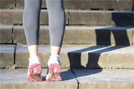 瘦腿塑形的瑜伽動作，做好踮起腳尖這一步就夠了