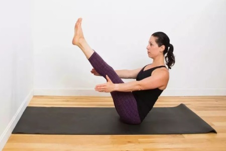 女性保持年輕的秘訣，練好瑜伽動(dòng)作中的倒立式