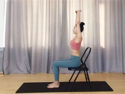 瑜伽初學者必練的瑜伽動作，只需要一把辦公椅就能練習