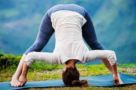 練瑜伽前的拉筋動作你知道的有哪些？兩種瑜伽初入門教程