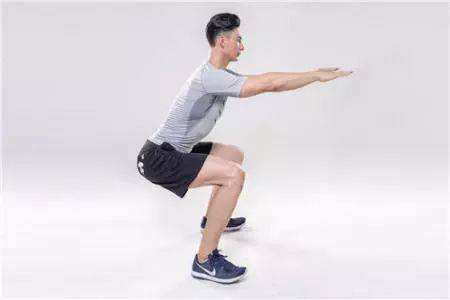 深蹲的好處，女人練習這五種深蹲瑜伽動作讓身材更迷人