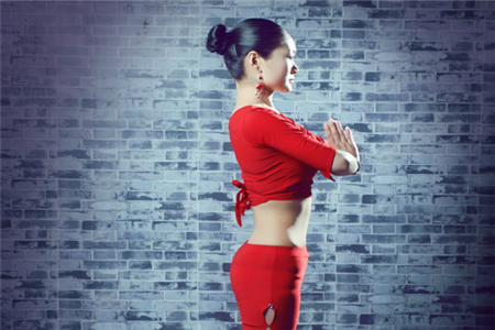 看瑜伽視頻練習強身健體好處多，這幾個瑜伽體式多鍛煉