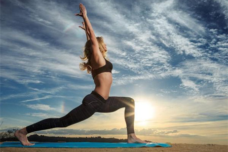 學習三個瑜伽體式動作，每天保持鍛煉讓身體排毒養顏