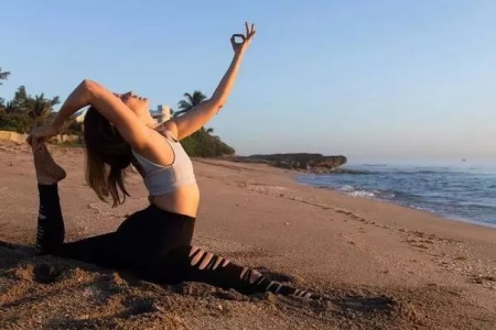 練瑜伽的好處多多，瘋狂瘦肚子，讓腿部的線條更緊致