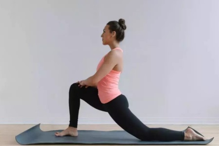 女性擁有曼妙身姿，可以通過瑜伽打開正確劈叉方式
