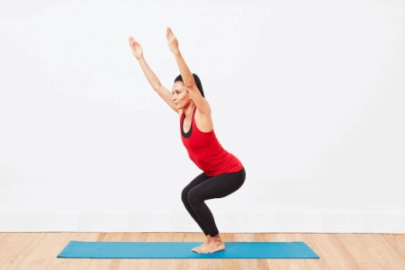 女性瘦腿又塑身的瑜伽動作，不僅讓身體柔韌更具有力量