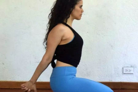 女性肩膀酸痛，練習瑜伽打開雙肩，緩解酸痛感