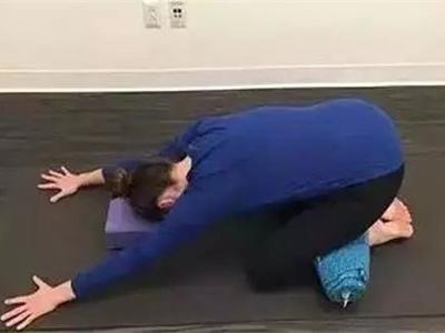 女性練習(xí)瑜伽注意協(xié)調(diào)性，三組瑜伽動(dòng)作加強(qiáng)力量訓(xùn)練