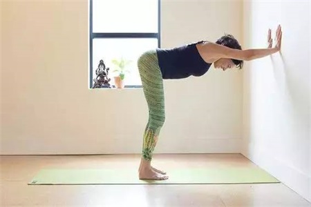 女性練習下犬式姿勢不規范,不如試試這樣的改進動作-易網健康<a href=http://www.gyfww.com/jkys/ target=_blank class=infotextkey>養生</a>網 女性練習下犬式姿勢不規范,不如試試這樣的改進動作