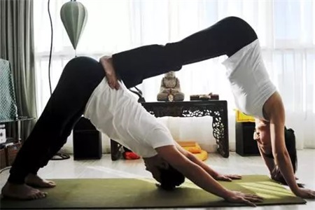 同房姿勢(shì)108種，雙人瑜伽換個(gè)姿勢(shì)愛帶給你不一樣的感受