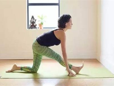 女性練習下犬式姿勢不規范，不如試試這樣的改進動作