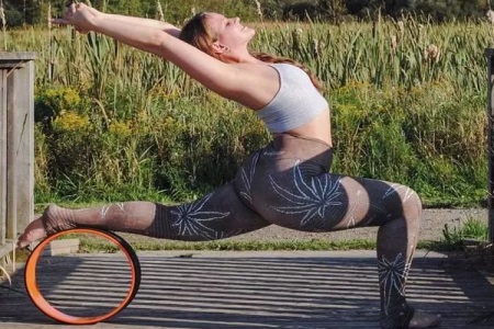 同房姿勢108種，女生練好這三個瑜伽動作還能瘦腿