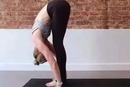 月經(jīng)量少是什么原因，女性練習(xí)瑜伽改善月經(jīng)不調(diào)預(yù)防便秘