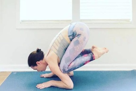 女性練習瑜伽氣質會改變許多，看看迪麗熱巴就知道了